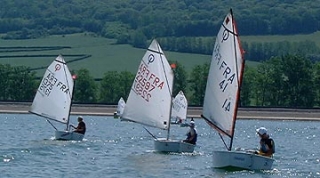 Clases de vela en el embalse de Panthier 